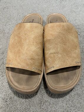 Naked Feet Slide Sandals in Shiny Tan, Women’s Size 8 Comfortable Slip-On Style